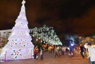 Centro da cidade decorado e com atrações todas as noites atrai grande número de pessoas em Dourados (Foto: Divulgação/A. Frota)
