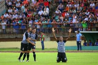Jogadores do Operário celebram resultado obtido no estádio Douradão (Foto: Franz Mendes)