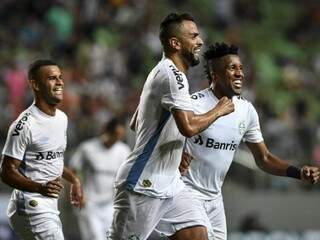 Jogadores do Grêmio comemoram gol em vitória por 4 a 1 sobre o Galo-MG em Belo Horizonte. (Foto: Grêmio FBPA/Divulgação)