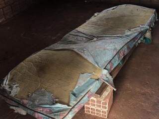 Uma das camas onde os trabalhadores passavam a noite. (Foto: Divulgaçao/MPT) 