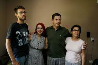 Da esquerda para direita: Victor e Juslene e os pais, José e Janete. (Foto: Cleber Gellio)