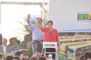 Puccinelli e Dilma cumprimentam público. (Foto: João Garrigó)