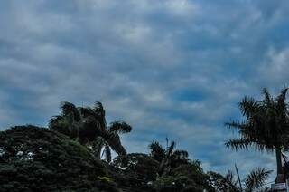 Em Campo Grande, o céu amanheceu nublado. (Foto: Marcelo Calazans) 