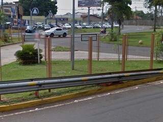 Imagem mostra, logo atrás do guard rail, ao formigueiro começando a se formar (Foto: Reprodução/Google Street View)