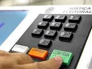 Eleitor confirmando voto na urna eletrônica; neste domingo, ato praticado neste domingo por cerca de 5 mil eleitores em Tacuru (Foto: TSE/Divulgação)