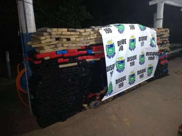 Motorista foge a p&eacute; e PM apreende 1,4 tonelada de maconha 