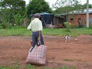 Turrão, idoso foi buscar roupas velhas que já estavam na lixeira. (Foto: Simão Nogueira)