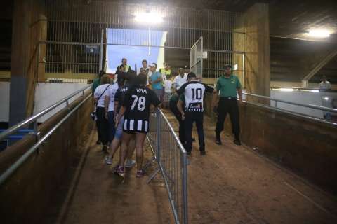 Clima é de ansiedade no estádio antes do embate entre Operário e Botafogo 