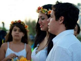 Sem ajuda de cerimonialistas, os dois planejaram em 4 meses o casamento na praia. (Foto: Arquivo Pessoal)