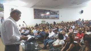 Prefeito Alcides Bernal diz que gostaria de atender de imediato o reajuste dos professores, mas não será possível (Foto: Antonio Marques)