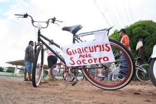 Os ciclistas prenderam cartazes nas bicicletas pedindo a criação da ciclovia (Foto: Marcos Ermínio)