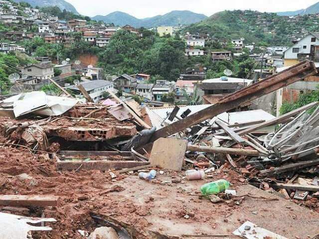 Lojas, igrejas e farm&aacute;cias recebem doa&ccedil;&otilde;es para v&iacute;timas da chuva no RJ