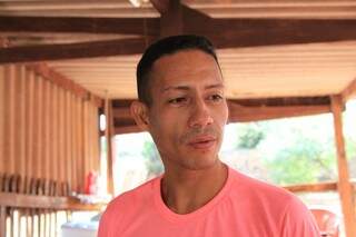 Juan diz que sente muita falta de sua família e sonha em poder trazê-los para o Brasil. (Foto: Marina Pacheco)