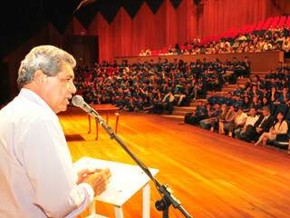 Governador discursa para cerca de 600 alunos da rede estadual de ensino.