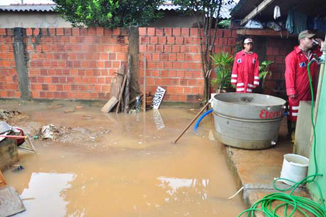  Bombeiros s&atilde;o acionados para 18 ocorr&ecirc;ncias de chuva; veja v&iacute;deos