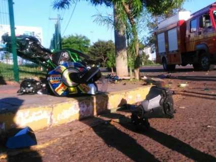 Em moto esportiva, homem bate em árvore, placa e poste na Afonso Pena
