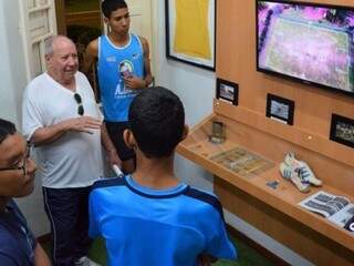 Os primeiros visitantes do novo acervo foram os  jovens participantes dos Projetos de Atletismo e do Futebol da Capital (Foto: Prefeitura de Campo Grande)