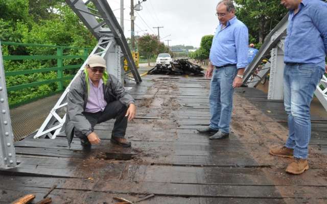 Prefeitura interdita ponte para troca de madeiramento e obra deve durar 15 dias