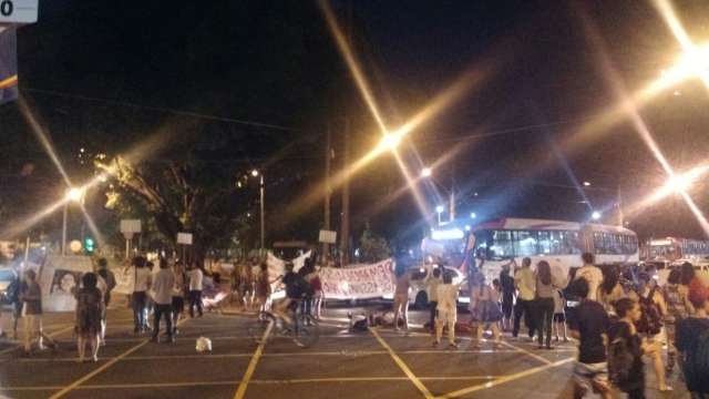 Cerca de 50 manifestantes bloqueiam ruas do Centro e deixam tr&acirc;nsito parado 