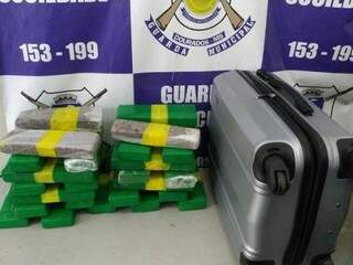 Guardas encontraram 29 tabletes de maconha na mala do suspeito. (Foto: Divulgação/GuardaMunicipal) 