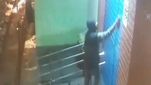 Pichadores s&atilde;o flagrados por c&acirc;meras de seguran&ccedil;a em restaurante