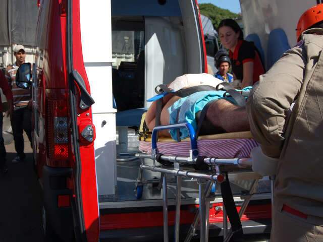 Em acidente com carreta, motociclista fratura p&eacute;, clav&iacute;cula e antebra&ccedil;o