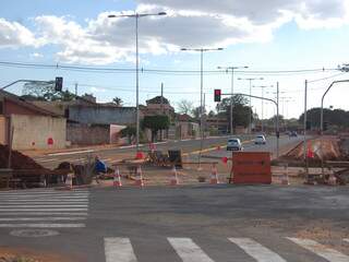 Via permanece interditada até finalização das obras. (Foto: Simão Nogueira)