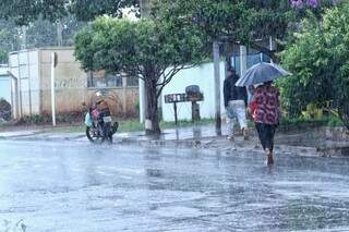 Chuva atingiu bairro Piratininga na manhã desta terça-feira (31), em Campo Grande. (Foto: André Bittar)