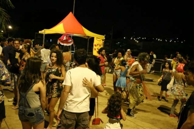 Cada vez maiores, blocos de Carnaval animam foli&otilde;es da Capital