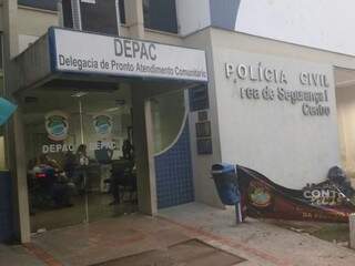 Dupla flagrada distribuindo panfletos na Governadoria vai parar em delegacia