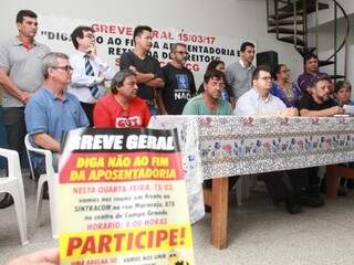 Sindicalistas durante coletiva de imprensa na tarde de hoje (Foto: Marcos Ermínio)