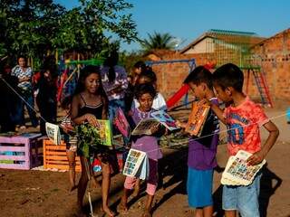 Livros pendurados encantam até crianças que ainda não sabem ler. (Foto: Luciano Justiniano)