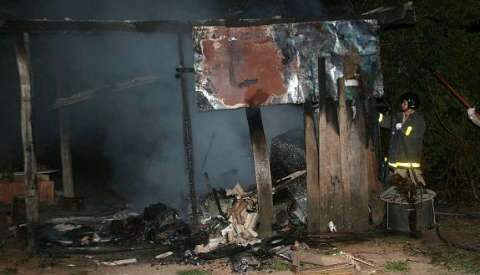  Casa de suspeito de estupro é destruída por incêndio em Coxim