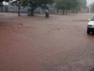 Inundação na Avenida Rachel de Queiroz, esquina  com Rua Taumaturgo (Foto: Direito das Ruas)