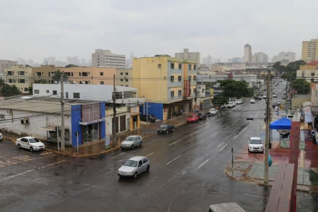 Ap&oacute;s estiagem de 15 dias, chuva acaba com tempo seco na Capital