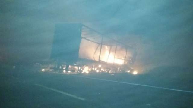Van desvia de anta, bate em carreta, explode e mata 7 pessoas