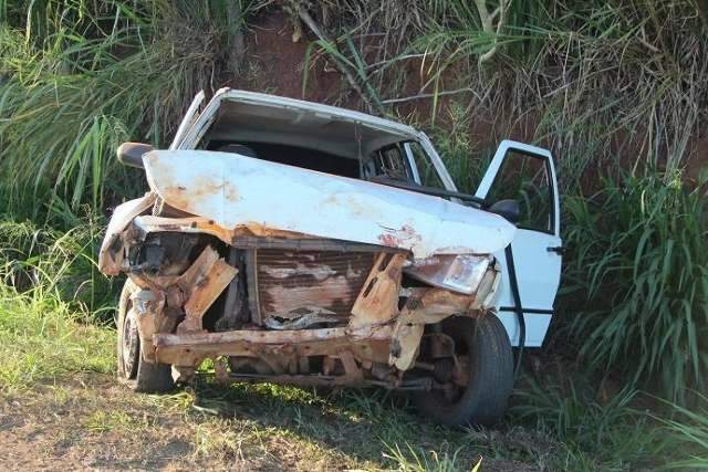 Carro capota na MS-134 e motorista fica ferido
