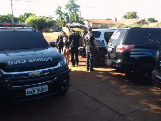 Opera&ccedil;&atilde;o prende 30 e apreende armas, celulares, dinheiro e ve&iacute;culos
