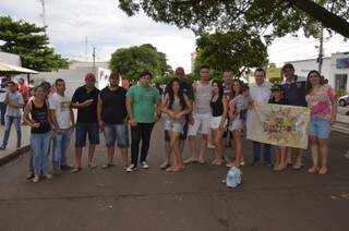 Grupo se reuniu em frente a Câmara Municipal em ato pró carnaval. (Foto: Marcos Barros)