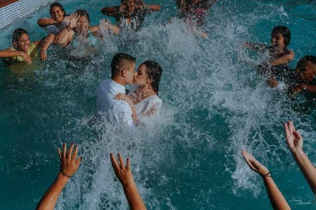 Com a parceria dos amigos, casamento acaba com noivos pulando na piscina