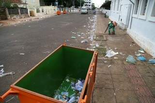 Funcionário da Solurb cata o lixo que não foi descartado corretamente na caçamba. Você viu que está vazia? (Foto: Marcos Ermínio)