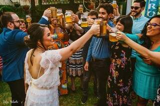 Assim como se conheceram, Guilherme e Paula brindaram com os convidados no melhor estilo, com cerveja artesanal. (Foto: Luiza Gabriela)