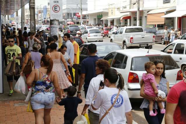 Com&eacute;rcio do Centro funciona hoje at&eacute; &agrave;s 18h e shoppings abrem at&eacute; &agrave;s 23h