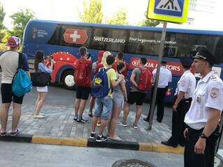 A chegada do ônibus ao hotel no centro da cidade de Rostov on Don, a 3 km do Rostov Arena, local do jogo do próximo domingo (Foto: Paulo Nonato de Souza)
