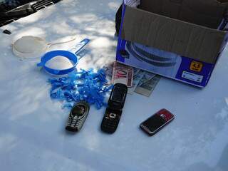 Droga, dinheiro, celulares e peneiras apreendidas na casa de Inhonho (Foto: Rodrigo Pazinato)