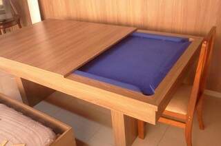 A mesa de jantar pode ser adaptada e usada como mesa de sinuca. (Foto: Arquivo Pessoal) 