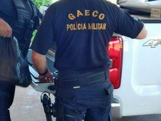 Policiais do Gaeco carregam documentos apreendidos hoje em secretarias de Dourados (Foto: Adilson Domingos)