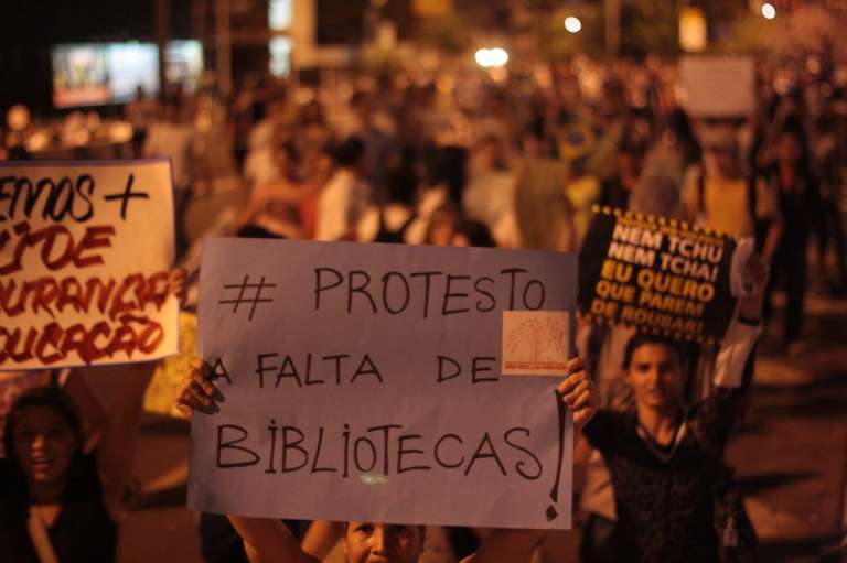 Protesto contra falta de bibliotecas. (Foto: Marcos Ermínio)