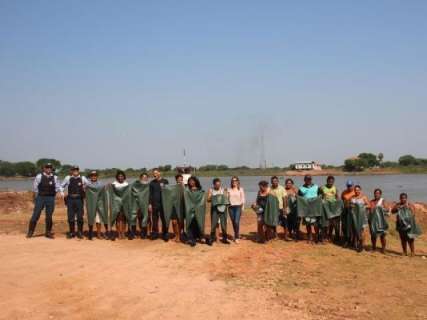 Trabalhadores ganham macacões de borracha para catar iscas no Pantanal
