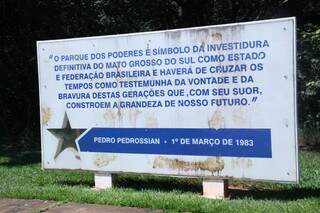 Na entrada pela avenida Mato Grosso, placa lembra história de parque nascido para cruzar o tempo. (Foto: Alan Nantes)